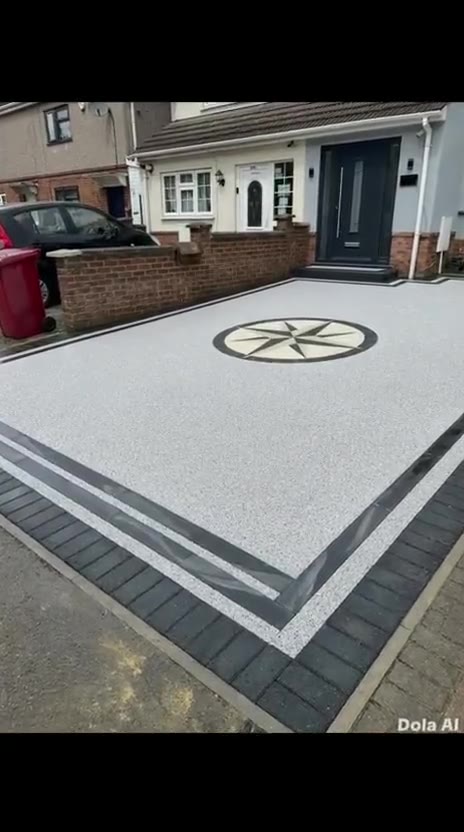 Resin bound driveway with a compass pattern and block paving border